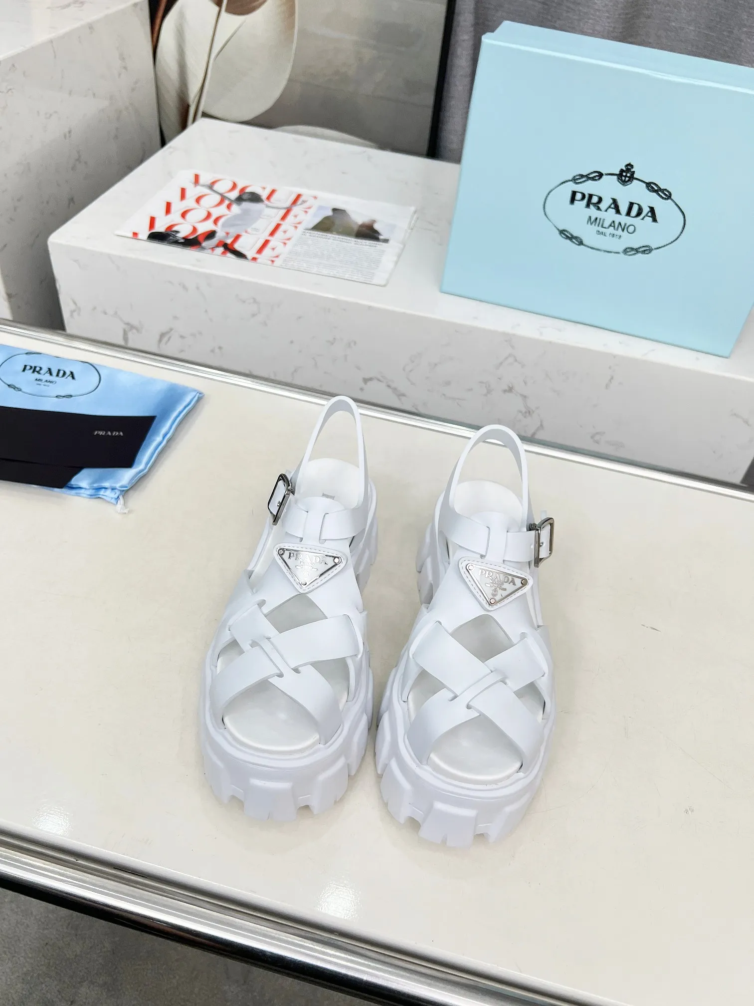 👟👟Ex-factory price 460👟👟 prada Roman shoes will definitely make you fall in love with them! The latest spring and summer sawtooth Roman braided thick-soled sandals E64, retro, fashionable and avant-garde gear teeth, 55mm thick-soled soles and uppers, making the whole pair of shoes light and comfortable. Bright colors, a variety of choices to satisfy fashionable people of different styles! The iconic metal triangle logo is paired with the shape of ancient beach sandals. Every design element is fashionable! Color: black and white Size: 35-41